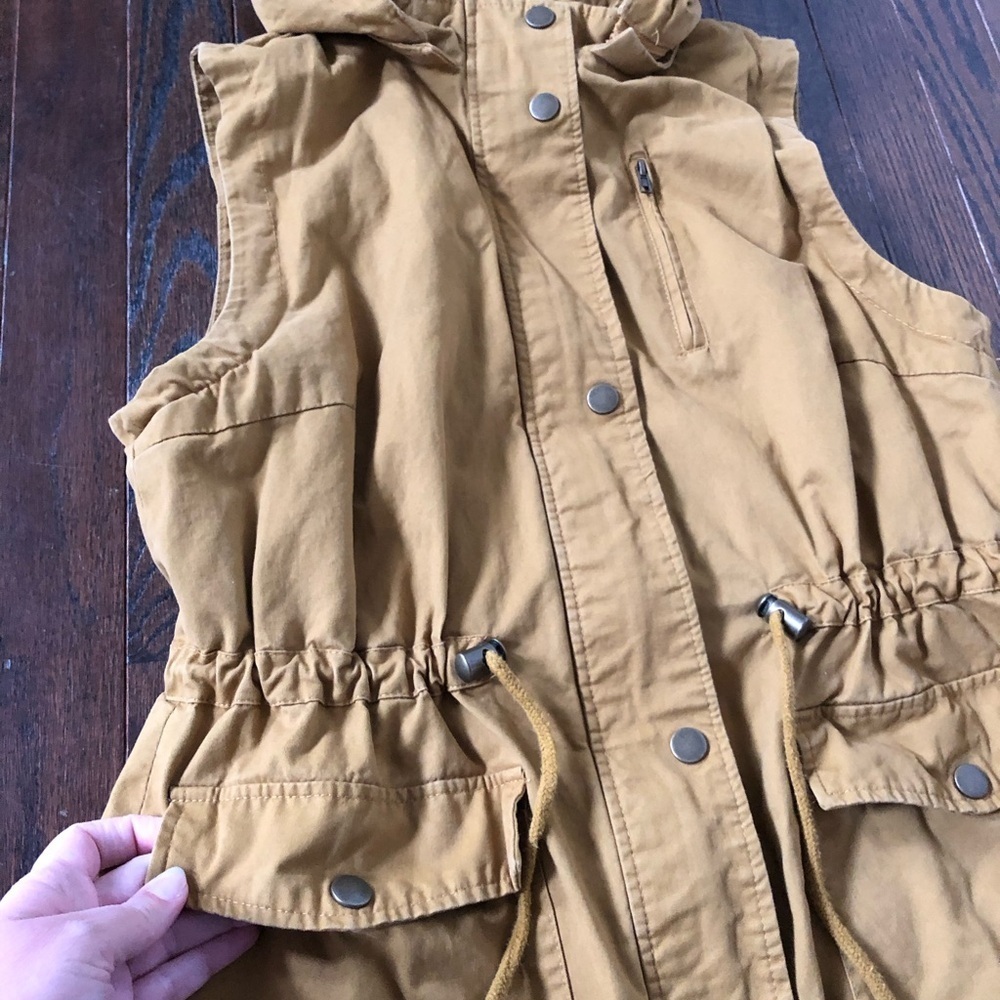Love Tree Women’s M Mustard Yellow Khaki Sleeveless Hooded Sherpa Lined Vest - Picture 3 of 13